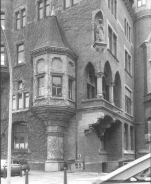Hamburg-Altstadt (Speicherstadt), Am Sandtorkai 1. Kontorgebäude (E. 19. Jh.). Teilansicht mit Altan