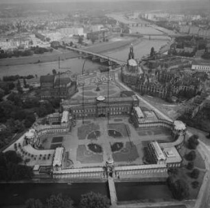 Zwinger in Dresden : Blickrichtung Nordosten über den Theaterplatz zur Augustusbrücke