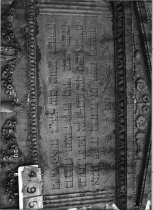 Grabstein 496 (Index: 99791127) Zustand: Rückseite stark verwittert Maße HxBxT: 310x140x77 cm Symbolik: Urne auf Trauerflor, 10 Urnen Besonderheit: kulturhistorisch wertvoll / hist.-wiss. und künstl.-formale Gründe (Gemeindestellung, Inschrift): Grabstein 496A