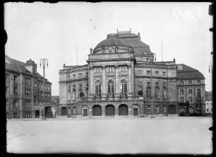Chemnitz. Opernhaus, Theaterplatz 2. Straßenansicht