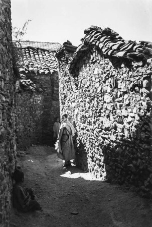 Gasse : Kinder in einer Gasse eines Dorfes der Kabylen