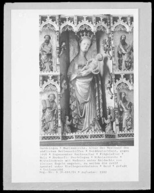 Marienaltar — Im Mittelschrein, in der mittleren Nische, Madonna unter Baldachin von Engeln umgeben, zu den Seiten die zwölf Apostel in zwei Reihen übereinander; auf den Flügeln je acht Heilige — Mittelschrein mit Madonna unter Baldachin von kleinen Engeln umgeben, zu seiten die zwölf Apostel unter Kielbogenarkaturen