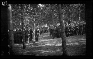 "Marcy-Lager" (?) bei Saint-Quentin (Dep. Aisne, Frankreich): Soldatengruppen mit Sturmhelm in einem Wald (Rückansicht, Distanzaufnahme)
