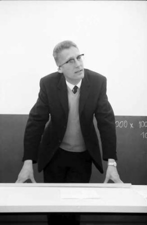 Freiburg: Biologisches Institut II, Prof. Dr. Peter Sitte beim Dozieren über das Elektronenmikroskop