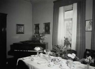 Musikzimmer mit Kaffeetafel : Roßwein. Musikzimmer mit Kaffeetafel in der Villa des Fabrikanten Arno Krumbiegel