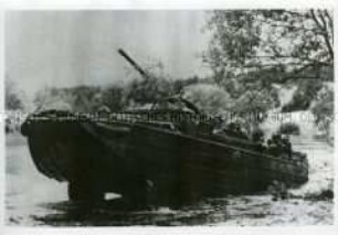 Schwimmpanzer der NVA nach Durchqueren eines Flusses