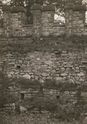 Limeskastell Saalburg : Äußere Mauer mit alten Mauerresten