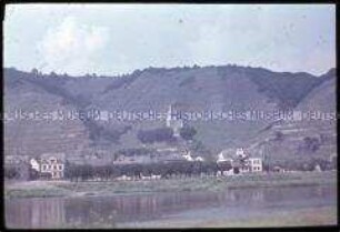 Blick auf die Gemeinde Hatzenport an der Mosel