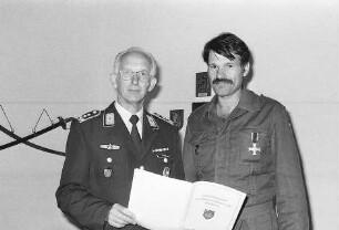 Freiburg im Breisgau: Werner Handle, Hauptmann der Reserve, erhält die goldene Ehrennadel der Bundeswehr