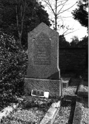 Grabstein 355 (Index: 99797213) Material: Granit Zustand: gut Maße HxBxT: 155x60x19 cm Beschreibung: Stele, Sockel, getreppt eingezogener giebelartiger Abschluß: Grabstein 355