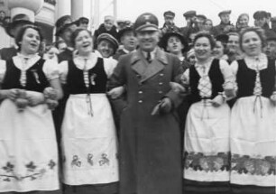 Robert Ley, Reichsleiter der NSDAP und Leiter des Einheitsverbandes Deutsche Arbeitsfront, zu der die NS-Gemeinschaft "Kraft durch Freude" (KdF) gehörte, an Bord der "Wilhelm Gustloff". Zur Indienststellung des Schiffes lässt er sich von Frauen feiern