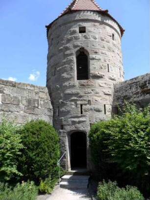Nordostturm mit Schießscharten sowie altem Eingang in Höhe des ehemaligen Wehrgangs und flankierenden Kirchhofmaueransätzen