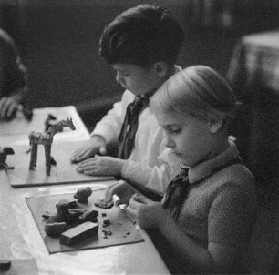 Ganztagsschule (Spielen-Lernen-spielend lernen). Beim Basteln im Schulhort (wahrscheinlich in der Haydnschule in Dresden-Striesen)