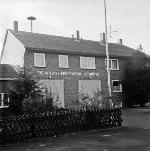 Freiwillige Feuerwehr Hoisbüttel: Hoisbütteler Dorfstraße: Feuerwehrgerätehaus: davor Fahnenmast und links Garten mit Jägerzaun