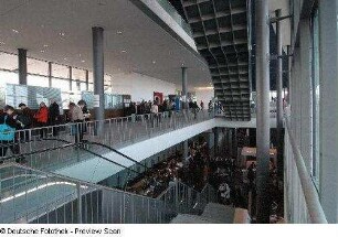 Tagungsteilnehmer im Foyer