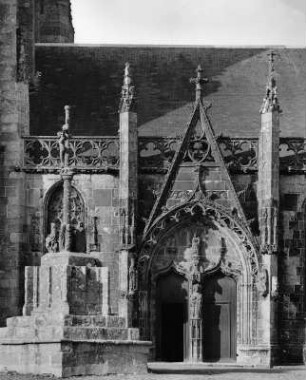 Bretagne. Kirche. Teilansicht mit Portal
