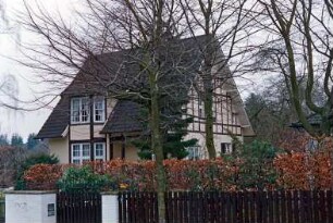 Jäckbornsweg (4): traufständiges Wohnhaus: Straßenfront, links Fachwerk Sprossenfenster, Zwerchgiebel, rechts Loggia: Giebelseite, an Dreieicksgiebel Fachwerk: im Vordergrund Hecke, Lattenzaun