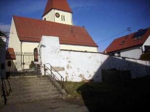 Ansicht von Süden mit Kirche (Kirchturm im Kern Frühgotisch-Langhaus Gotisch neu aufgeführt und Barock überarbeitet) über Kirchhofmauer (Wehrgang im 18 Jh abgetragen)