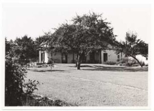 Garten am Landhaus van Beek am Seddiner See: Blick zum Wohnhaus