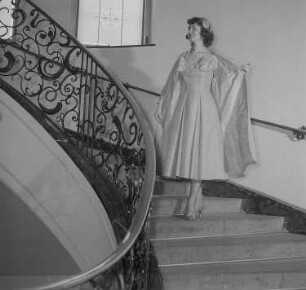 Messemodenschau, Frau in Kleid und Stola