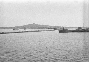 Hafen : Blick auf einen Hafen mit Kai und Schiffen