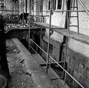 Restaurierung: Südost-Fassade mit Gerüst: Südportal, kleine Freitreppe, Geländer aus Schmiedeeisen: schmaler Lichtgraben als Rest von zugeschüttetem inneren Graben
