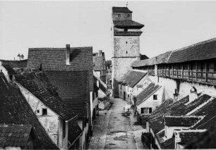Nördlingen (Niederbayern). Wehrgang an der Stadtmauer (Reimlinger Mauer) und Reimlinger Tor im Osten der Stadt