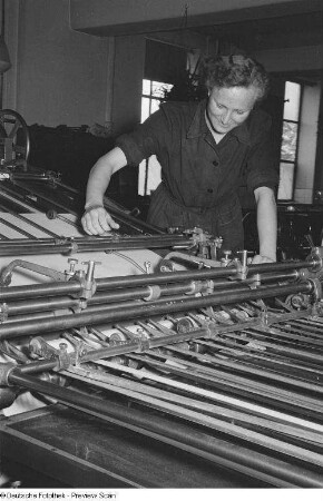 Arbeitende an einer Druckmaschine