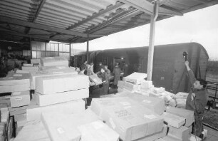 Freiburg: Postbahnhof; Paketverladung aus dem Waggon