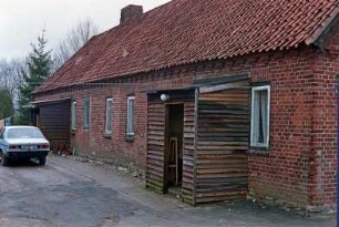 Alte Dorfstraße 9: ehemalige Gutsarbeiterkate, Mehrfamilienkate aus Backstein: rückwärtige Traufseite, zwei Hintertüren mit vorgebautem Windfang
