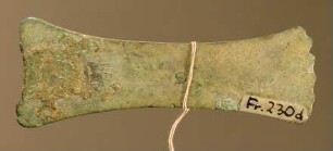 Kasten mit zwölf Fragmenten von Strigeln (Strigiles), darunter zwei aus Eisen