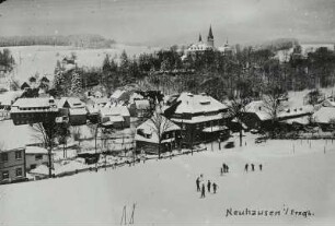 Neuhausen im Erzgebirge mit Schloss Purschenstein : Neuhausen/Erzgebirge. Ortsansicht im Flöhatal mit Schloss Purschenstein. Blick vom Skihang von Süd-Südosten. Winteraufnahme