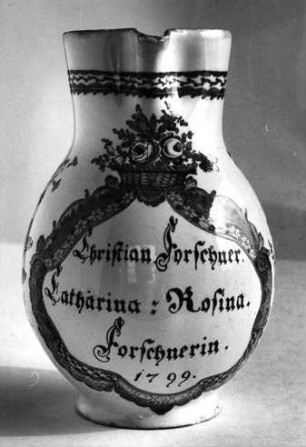 Birnkrug: Blumen. Namenszug