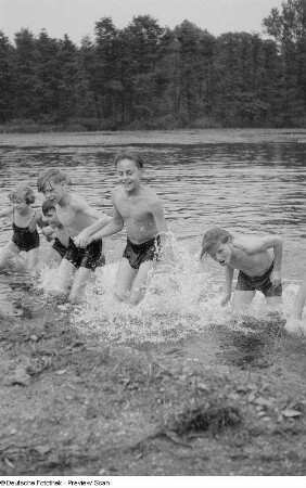 Kinder beim Baden in einem See