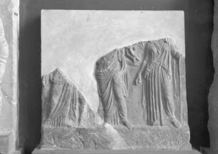 Weihrelief mit Aphrodite und zwei Göttinnen