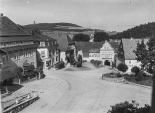 Lauenstein, Ortsansicht : Lauenstein. Markt mit Schlosseingang und Falknerbrunnen