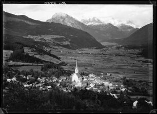 Östereich, Imst. Blick auf den Ort mit Katholischer Pfarrkirche Maria Himmelfahrt gegen das Wettersteingebirge