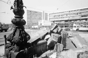 Berlin: Zoo; Trümmersteine der Gedächtniskirche; v. Hochhaus