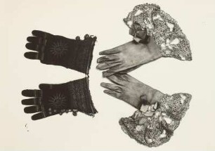 oben: Handschuhe mit Silberspitzen (zum Rheingrafenkostüm Augusts des Starken gehörig) & unten: Pontifikalhandschuhe