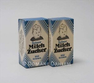 Zwei Schaupackungen "Reiner Milch Zucker"