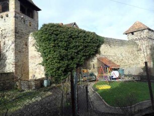 Stadtbefestigung-Stadtmauer im Südosten mit Casino- und Kanonenturm (eingestellte Wehrtürme) von Feldseite-Stadtmauer in Originalhöhe ohne Regenabdeckung des Wehrgangs