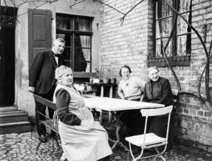 Schönlanke (Trzcianka/Polen). Gruppenaufnahme im Hinterhof eines Wohnhauses (vermutlich Angehörige der Familie des Fotografen)