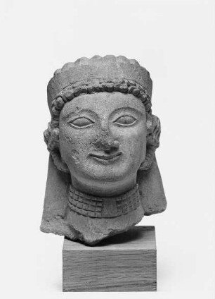 Weiblicher Kopf mit Diadem, mehrgliedriger Halskette und Ohrschmuck (Kappen und Anhänger)