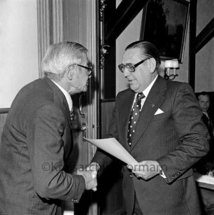 Siedlergemeinschaft Bad Oldesloe im Deutschen Siedlerbund: Wiggers Gasthof: Ehrung von Mitgliedschaftsjubiläen: Landesvorsitzender Günter Meyer-Bettlyn zeichnet Vorsitzenden May Templin mit der Goldenen Verdienstnadel