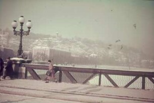 Salzburg. Blick von der Stadtbrücke (heute Staatsbrücke) in der Stadt Salzburg zur linke Altstadt, im Hintergrund der Mönchsberg