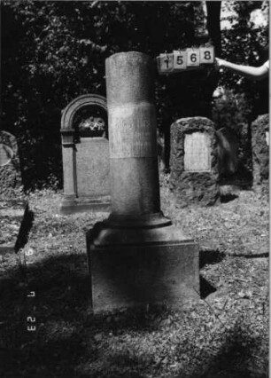 Grabstein 1568 [Hahn S. 240 Grab-Nr. 2257]