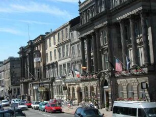 Geschäftsstraße : Hauptgeschäftsstraße Princess Street, Edinburgh. Aufgenommen im Juni 2005. Foto Uwe Gerig