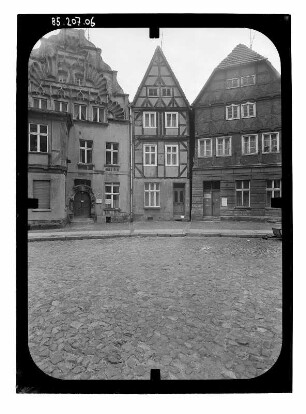 Perleberg, Kirchplatz, 11/9. Wohnhäuser (Nr. 11: 1584, Nr. 9: bez. 1616). Straßenfront
