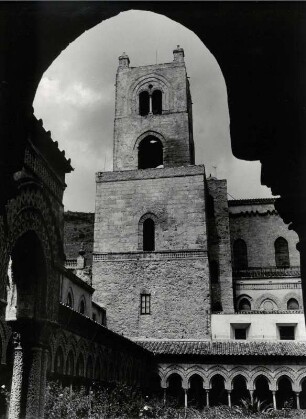 Kreuzgang und Turm des Normannendoms
