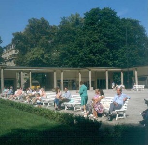 Bad Elster. Badeplatz. Blick auf die Kolonnaden von Osten